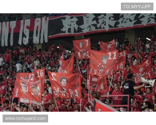 上海足球队状态引发热议球迷对球队表现分歧明显